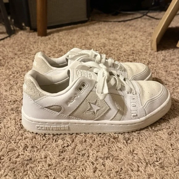Converse Women's Size 7 Low Top Sneakers - Picture 4 of 5